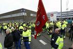 Blokade. Strejkende lufthavnsarbejdere blokerer for alle, der forsøger at komme ind Københavns Lufthavn. 