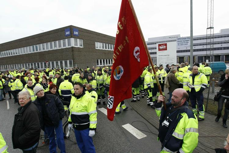 Blokade. Strejkende lufthavnsarbejdere blokerer for alle, der forsøger at komme ind Københavns Lufthavn. 