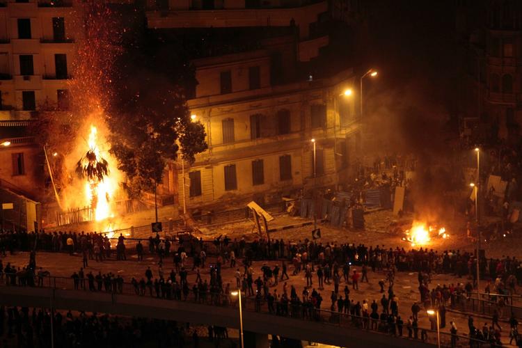 VOLD. I nat udviklede demonstrationerne i Egypten sig voldeligt, og EU ser med »meget stor bekymring« på udviklingen. 