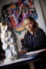 30-årige Ida Kvetny er kendt for sine psykedeliske farveorgier og er en af de 14 kunstnere, der har været med til at sætte kulør på danmarkshistoriens største loftsmaleri. I alt 2.000 kvadratmeter loft i et tidligere saltlager og udskibningshal i Nordhavnen bliver indviet på Docken. 