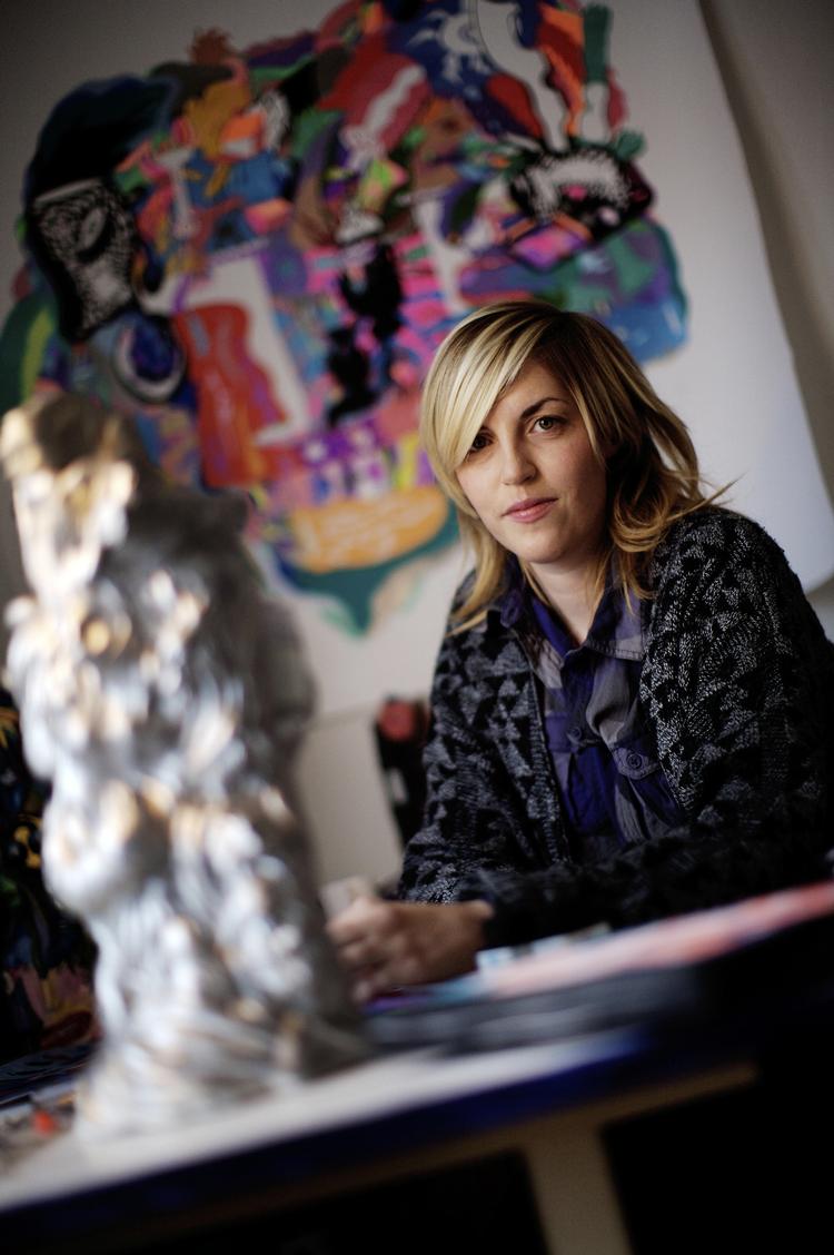 30-årige Ida Kvetny er kendt for sine psykedeliske farveorgier og er en af de 14 kunstnere, der har været med til at sætte kulør på danmarkshistoriens største loftsmaleri. I alt 2.000 kvadratmeter loft i et tidligere saltlager og udskibningshal i Nordhavnen bliver indviet på Docken. 