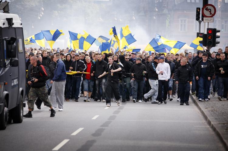 Fodboldslag. Brøndy-fans på vej til efterårets kamp, som endte i vold på tilskuerpladserne i Parken. 