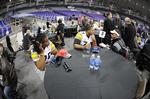 Interview. David Johnson and Trai Essex, to af Steelers offensive linjemænd, tager imod spørgsmål fra de mange medier i Dallas. PR-foto fra Pittsburgh Steelers 