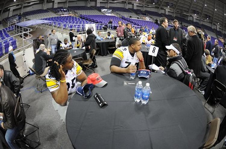 Interview. David Johnson and Trai Essex, to af Steelers offensive linjemænd, tager imod spørgsmål fra de mange medier i Dallas. PR-foto fra Pittsburgh Steelers 