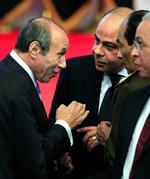 Rejseforbud. Egyptens tidligere indenrigsminister Habib al-Adly (tv) er blandt de toppolitikere, der ikke må forlade landet. 
