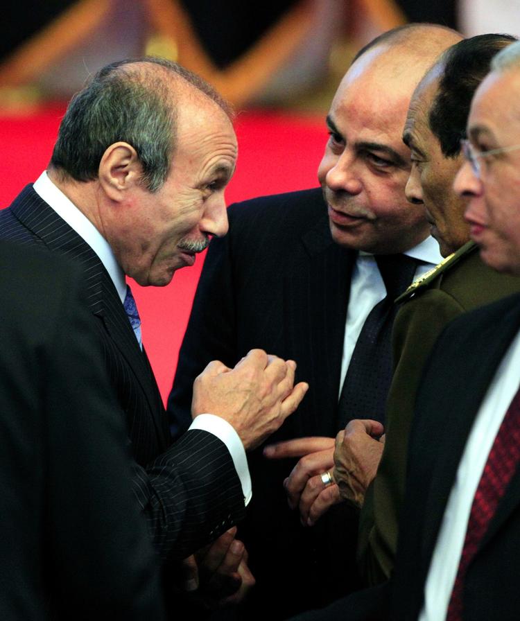 Rejseforbud. Egyptens tidligere indenrigsminister Habib al-Adly (tv) er blandt de toppolitikere, der ikke må forlade landet. 
