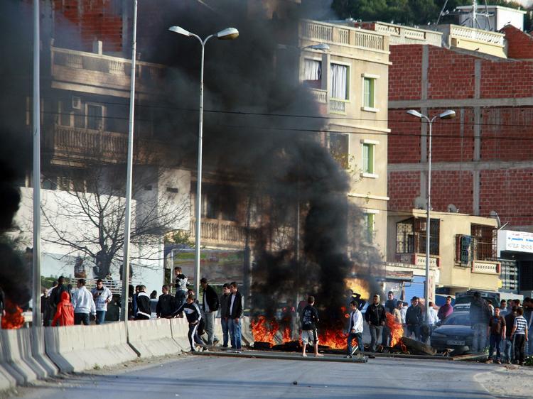 uro. Så sent som i sidste måned protesterede befolkningen over stigende fødevarepriser i Algeriet. 