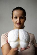 Tankespind. »Jeg er hjerneforsker i hver eneste celle af min krop«, siger Milena Penkowa, der afviser alle anklager om svindel med sin prisbelønnede forskning. På grund af mistanken har hun dog måttet opgive sit job på Københavns Universitet. I dag lever hun blandt andet af at holde foredrag, og hun hjælper en kollega med at skrive en bog om psykopati. 