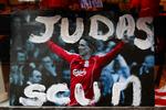 kæmpebud. I et butiksvindue i Liverpool tæt ved Anfield stadion giver fans af Liverpool FC deres mening til kende om Fernando Torres. 