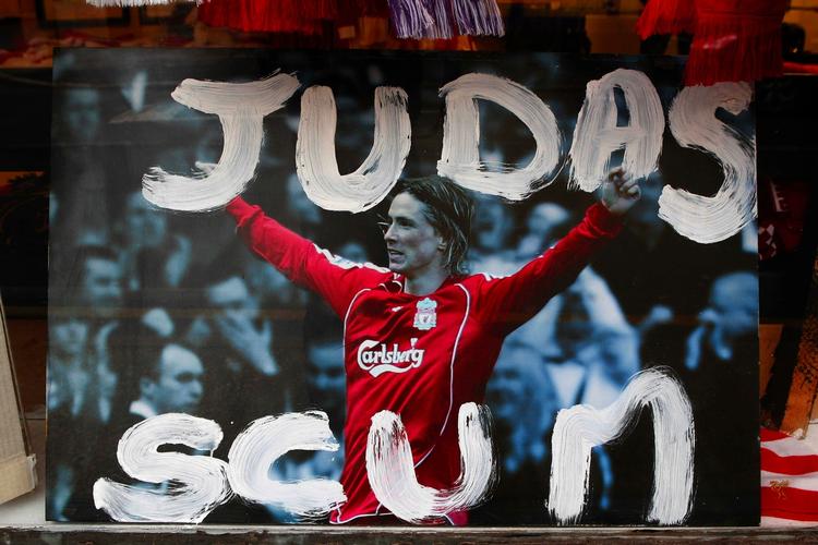 kæmpebud. I et butiksvindue i Liverpool tæt ved Anfield stadion giver fans af Liverpool FC deres mening til kende om Fernando Torres. 