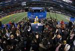centrum. Green Bay Packers' Aaron Rodgers svarer på spørgsmål under optakten til årets største kamp i USA. 