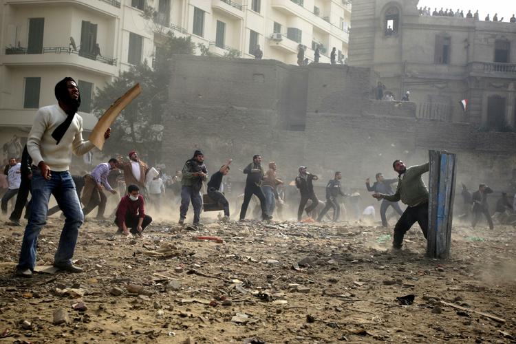 URO. Oppositionen håber at samle kæmpedemonstrationer i Egypten i dag, men frygter nye sammenstør med regeringstilhængere. Arkivfoto fra sammenstød torsdag. 