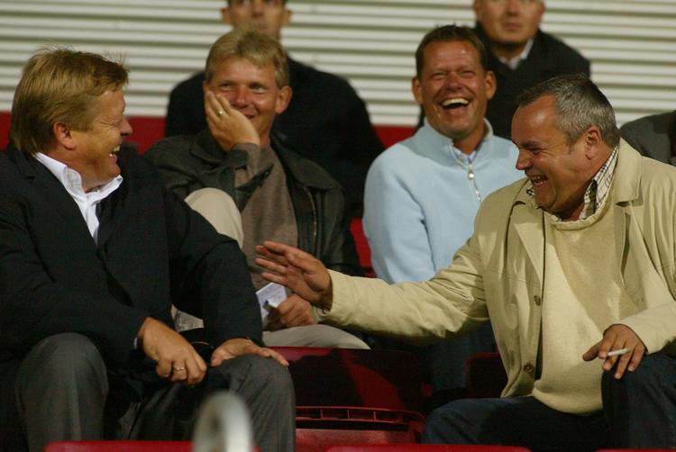 købmand. Karsten Aabrink (th) i selskab med (fra venstre) Søren Lerby, talentspejder for Chelsea Bjarne Hansen og  Frank Arnesen til en U21-landskamp. 