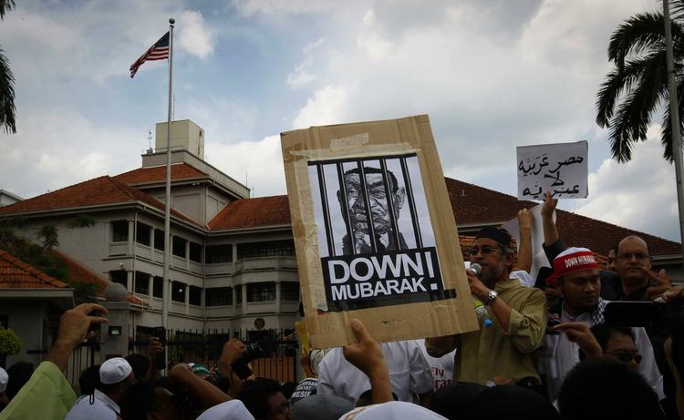 STØTTEDEMONSTRATION. Aktivister i Malaysia kræver, at USA trækker sin støtte til den egyptiske statsleder Hosni Mubarak. 