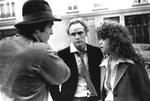Sidstetango. Instruktøren Bernardo Bertolucci ses her sammen med hovedrolleindehaverne i 'Sidste Tango i Paris, Marlon Brando og  Maria Schneider. I går døde Schneider, 58 år gammel, i Paris. 