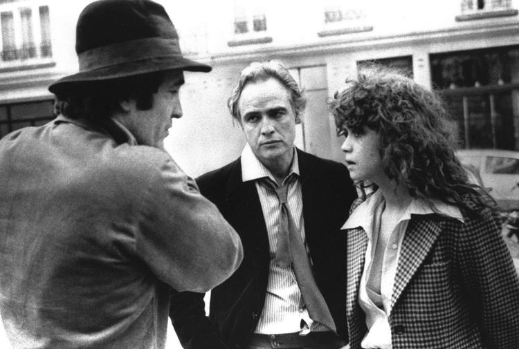 Sidstetango. Instruktøren Bernardo Bertolucci ses her sammen med hovedrolleindehaverne i 'Sidste Tango i Paris, Marlon Brando og  Maria Schneider. I går døde Schneider, 58 år gammel, i Paris. 