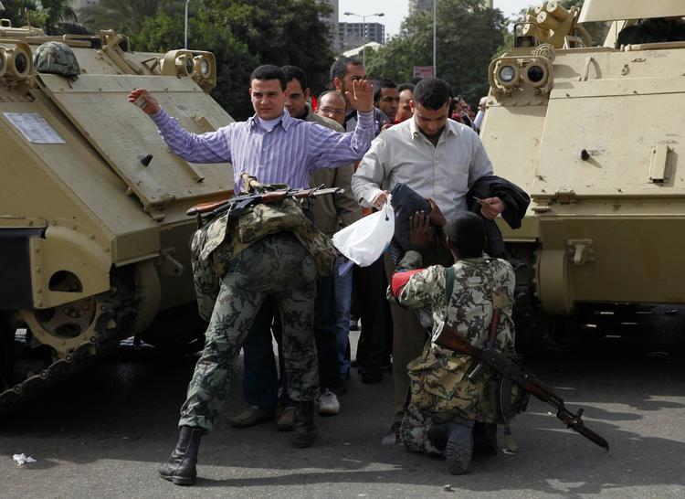 DEMONSTRATION. Soldater visiterer egyptere, der vil ind til oppositionsdemonstrationen på Tahrir-pladsen. 