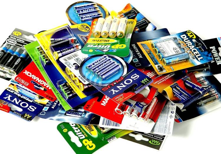 Køb genopladelige batterier i stedet for engangsudgaven som dem på billedet. 