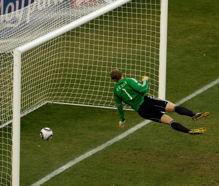 elektronik. Fifa har hidtil nægtet at lade sig forføre af muligheden for at benytte tv-klip og mållinjeteknologi. Men en række sager, som Thierry Henrys hånd på bolden og Englands 'scoring' mod Tyskland (billedet) under VM har skubbet til udviklingen. 