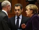 Topmøde. Angela Merkel og Nicolas Sarkozy (i midten) har fat i EU-præsident Herman Van Rompuy. 
