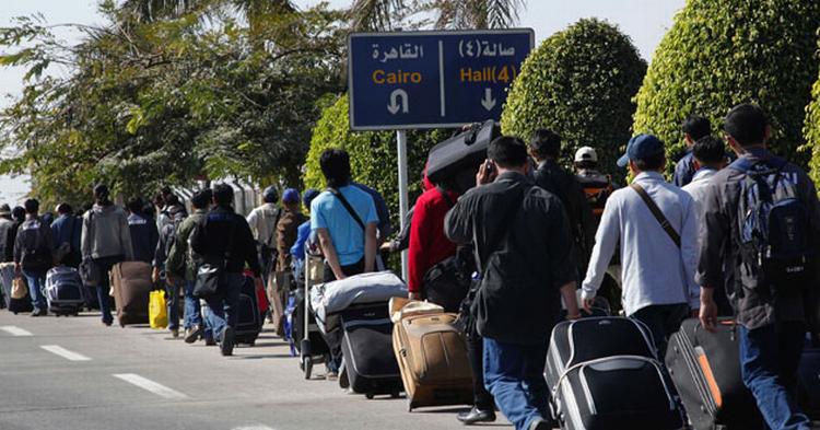 FARVEL. Turister forlader Egypten, her er det i Kairo. 