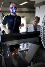 HÆSBLÆSENDE. Morten Alhede tramper af sted på Rigshospitalets Center for Metabolisme. Kondital: 66,95. Maks. puls: 179. Syregrænse: lige under 16 km/t. »Det er jeg meget tilfreds med her så tidligt på sæsonen og med et par kilo ekstra at slæbe på fra julen«, siger han. 