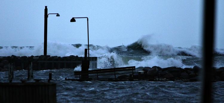 Storm. Der er varslet om forhøjet vandstand ved vestkysten i morgen. 