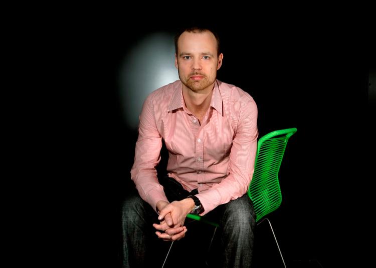 Rosenkrands. Tilrettelægger af programserien 'Jagten på de røde lejesvende', Jacob Rosenkrands, understreger, at han ikke ønsker at skabe mere polemik i sagen. »Jeg er sådan set ikke ude på at kaste med mudder efter nogen. Jeg vil gerne forklare, hvorfor jeg mener, at jeg har gjort mig ret store anstrengelser for at overholde god presseskik og gøre et hæderligt stykke arbejde«, siger Jacob Rosenkrands over telefonen fra Thailand. 