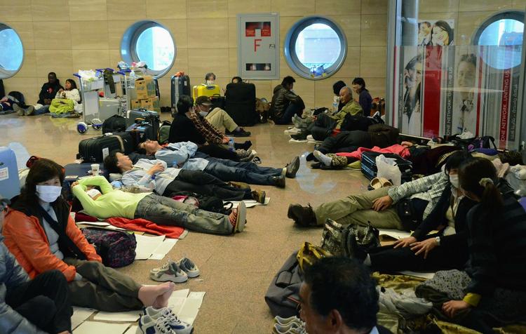 Forsinkelser. Turister afventer flyafgange hjem fra Kairo. 