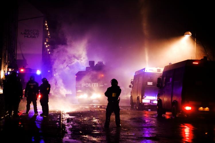 Optøjer. En betjent afventer situationen foran Ungdomshuset på Dortheavej i København. 