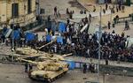 Stilstand. Militæret har kørt tanks i stilling foran demonstranterne hå Tahrirpladsen i Kairo. 