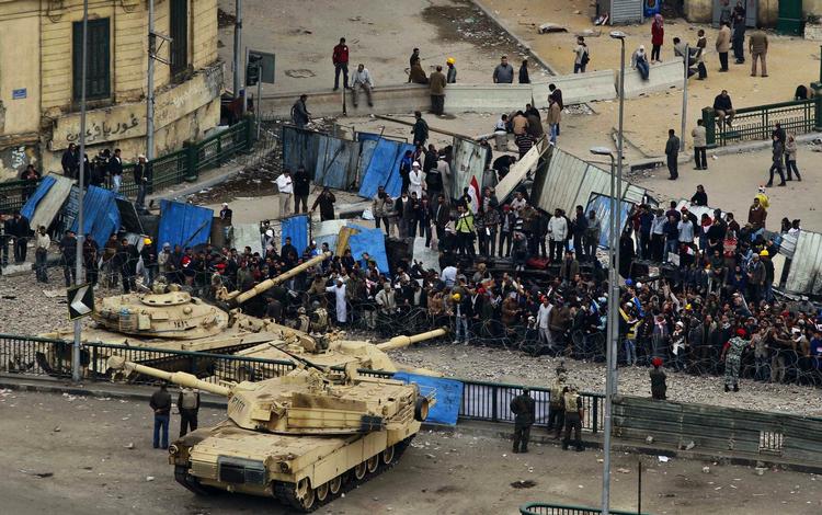 Stilstand. Militæret har kørt tanks i stilling foran demonstranterne hå Tahrirpladsen i Kairo. 