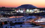 solopgang. Det nye imponerende Cowboys Stadium er rammen omkring Super Bowl natten til mandag. 