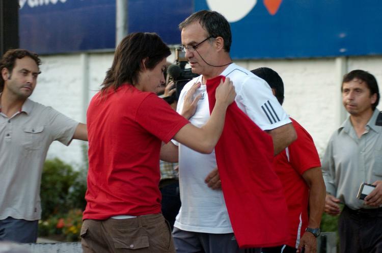 filosof. En chilensk fan forsøger at stoppe 55-årige Marcelo Bielsa (th), da Chile-træneren sagde sit job op ved en pressekonference. 