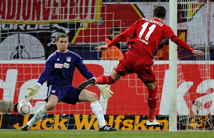nedtur. Bundholdet Köln leverede et flot comeback mod Bayern og sejrede efter tre mål på 18 minutter. Her scorer Milivoje Novakovic det affgørende mål. 