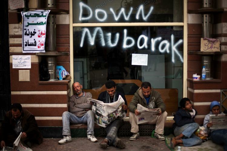 PAUSE. Demonstranter på Tahrirpladsen læser avis og hviler sig efter 12 dages protester mod præsident Hosni Mubarak. 