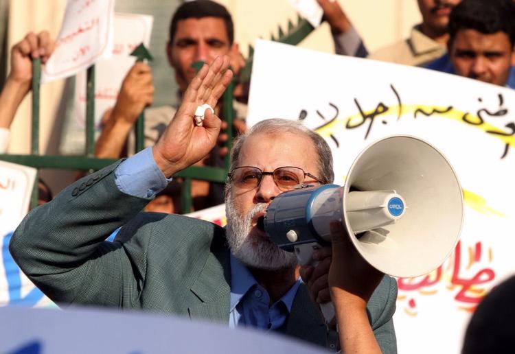 oprør. Her taler lederen af Det Muslimske Broderskab i Egypten til demonstranter i Kario tilbage i 2005. 