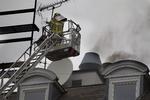 Brændt. Brandvæsenet hejste hurtigt en stige op til taget af bygningen, hvorfra der også stod røg. 