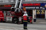 brand. Politiet hejste en stige op til bygningens tag, hvorfra der også steg røg ud. 