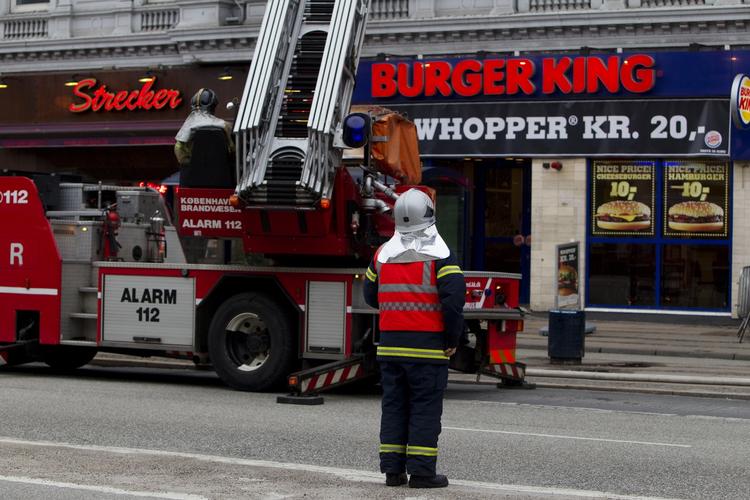brand. Politiet hejste en stige op til bygningens tag, hvorfra der også steg røg ud. 
