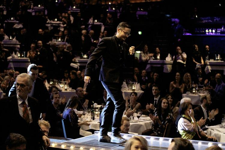 'R'-instruktørerne Noer og Lindblom var på scenen adskillige gange for at modtage Robert'er. Og for hver gang det skete, blev bifaldet fra salen højere og højere. »Tak til Nordisk Film, vi var lidt den grimme ælling derude«, lød det i en af takketalerne fra Michael Noer. »Og jeg ved ikke rigtigt, om jeg har lyst til at blive til en svane«. 