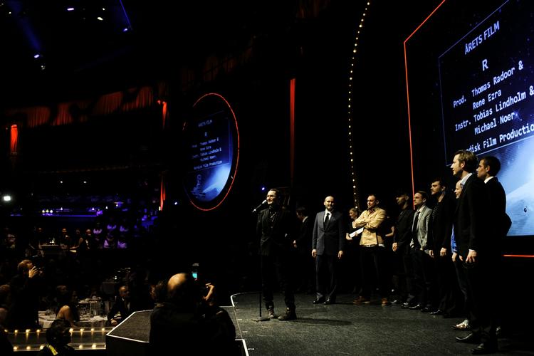 Da Robert'en for årets film til sidst også gik til Noer og Lindbloms fængselsfilm - optaget på fem uger ved Horsens Statsfængsel, som Tobias Lindblom fortalte - var hele holdet på scenen for at modtage hæderen. I alt vandt debutanternes film otte Robert'er og var helt uden konkurrence aftenens store trumfator. 