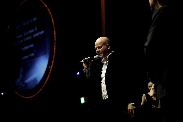 Musiker, 'X Factor'-dommer mm Thomas Blachmann var også med til festen og vandt en Robert sammen med Kristian Eidnes Andersen for årets bedste filmmusik, soundtracket til Thomas Vinterbergs film 'Submarino'. Blachmann var målløs: »Det giver ingen mening, det er jo en bagatel. Jeg kunne forstå det, hvis det var en pris for sådan noget sparke-røv-noget, men det her ...«, lød det fra Blachmann, inden han overlod resten af takketalen til med-Robertvinder Kristian Eidnæs Andersen. 