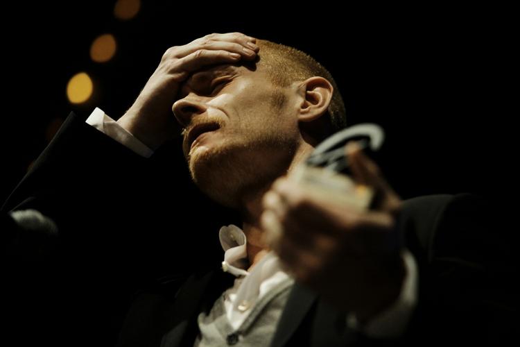 Prisen for årets mandlige birolle var aftenens første prisuddeling, og den gik til Peter Plauborg fra Thomas Vinterbergs 'Submarino'. Vinterbergs film var nomineret til 15 Robert'er og fik fem - ingen af dem i de tungeste kategorier. 