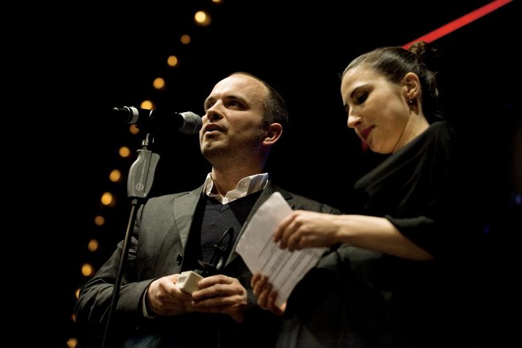 Ronnie Fridthjof og Sara Stockmann var på scenen for at modtage prisen for årets lange dokumentar for Afghanistan-filmen 'Armadillo'. 