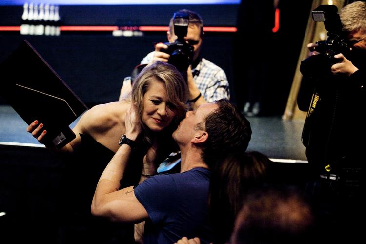 Trine Dyrholm fik et stort tillykke-kys af sin medspiller i 'Hævnen', svenske Mikael Persbrandt. Persbrandt var selv nomineret i kategorien årets bedste mandlige hovedrolle, men den pris løb Pilou Asbæk med. 