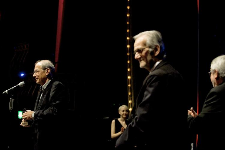 Jan Lehmann (tv), direktør i Nordisk Film Biografdistribution, blev hædret med en æres-Robert ved aftenens show efter mere end fire årtiers arbejde i den danske filmbranche. »Og jeg er meget tilfreds med, at arbejdet er udført bag kulisserne«, lød det fra Jan Lehmann. 