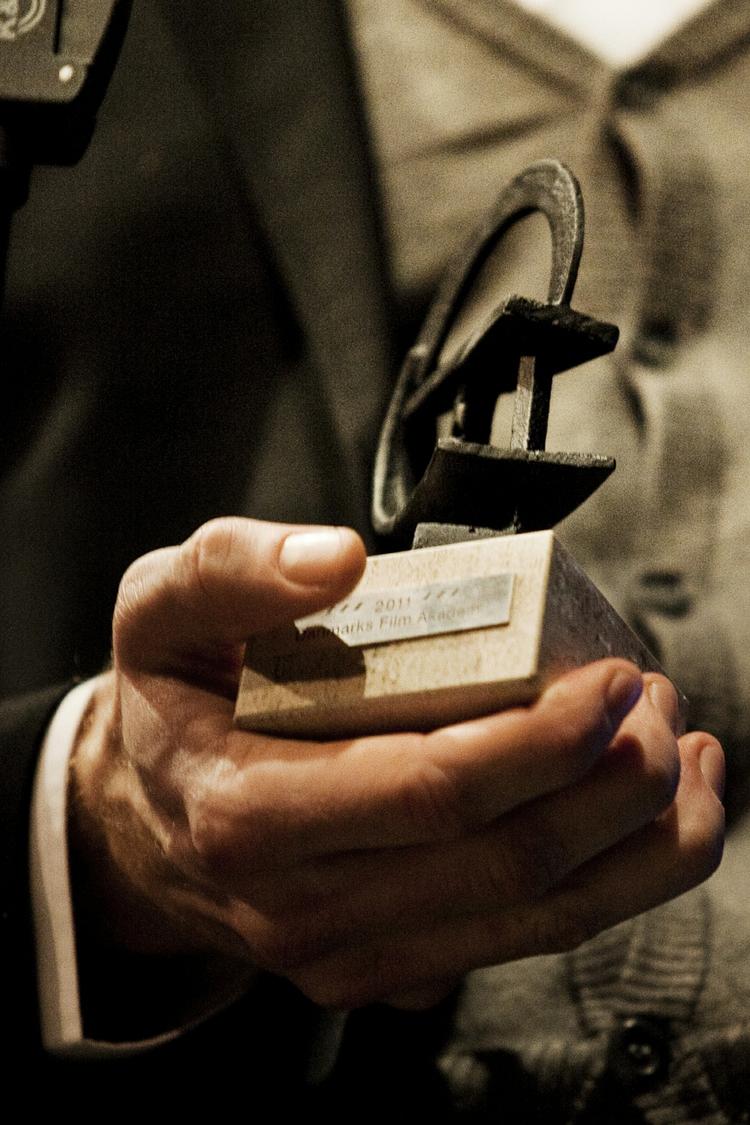 Og det var dem her, det handlede om: Robert-statuetterne, skabt af og opkaldt efter den afdøde billedhugger Robert Jacobsen. Her står Robert'en i Peter Plauborgs hånd. 