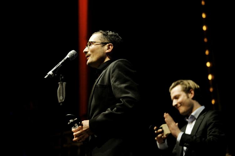 'R'. Instruktørerne bag 'R', Michael Noer ved mikrofonen og Tobias Lindblom (th), der også har lavet manuskriptet til fængselsfilmen, var på scenen adskillige gange og endte med at inviterere hele filmholdet op på scenen, da Robert'erne blev uddelt søndag aften i Cirkusbygningen. 