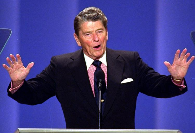 Helt. I USA betragtes Ronald Reagan nu som en af de allerstørste præsidenter, hyldet af demokrater, forgudet af republikanere. 